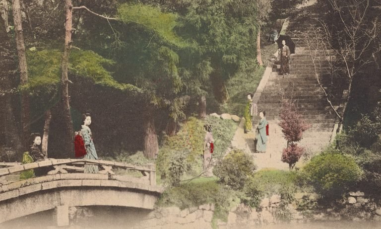 Traditional and modern streets coexisting in Kyoto