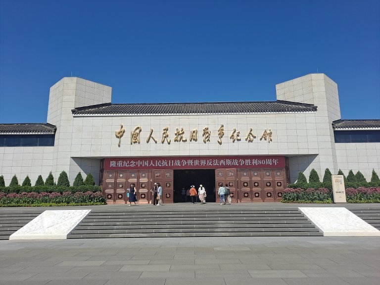 Everyday life alongside war memorials in Asia