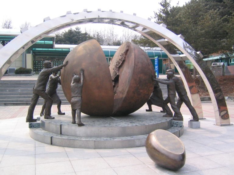 War memorial spaces within Seoul city life